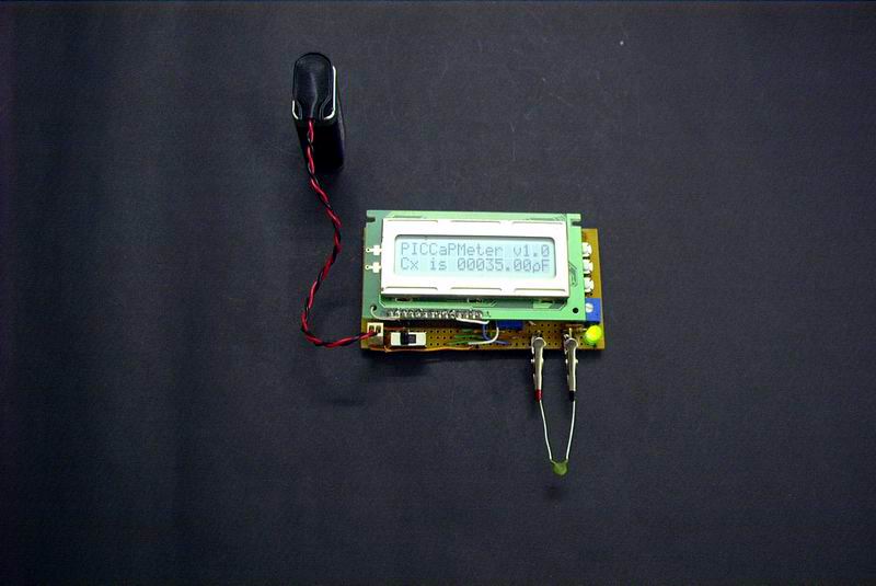 Проверка измерителя емкости конденсатором с емкостью 1000 микрофарад.
