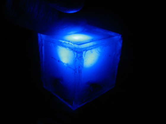 «Заливаем» кубик термоклеем, что бы равномерно распределить свет от светодиода.