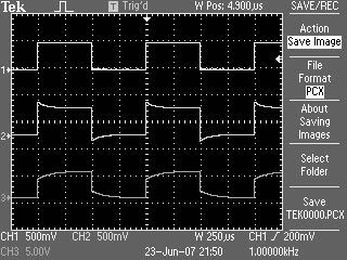 Осциллограммы импульсов калибратора осциллографа Tektronix TDS 2024 при разной степени компенсации (сверху-вниз): нормальной компенсации, перекомпенсации и недокомпенсации