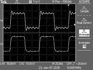 Осциллограммы 10-МГц меандра при обычном включении пробника (верхняя осциллограмма) и включении со снятой насадкой и без длинного провода земли (нижняя осциллограмма)