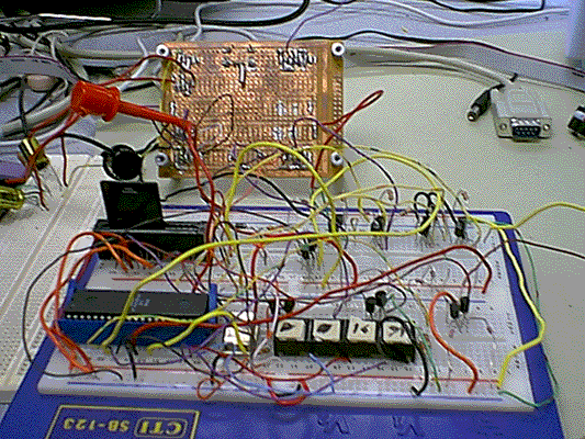 Конечная схема с управляющими кнопками (спереди справа), микроконтроллер (спереди слева), мультимедиа карта (флеш) (в середине слева) и плата декодера/ЦАП (золотистая плата сзади)