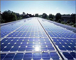 Большой массив солнечных батарей, установленный на крыше коммерческого здания