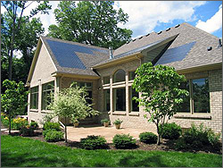 Листы тонкополеночных солнечных элементов на крыше дома в Огайо