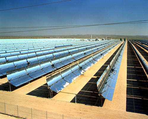 Одна из девяти солнечных энергогенерирующих систем Kramer Junction, штат Калифорния