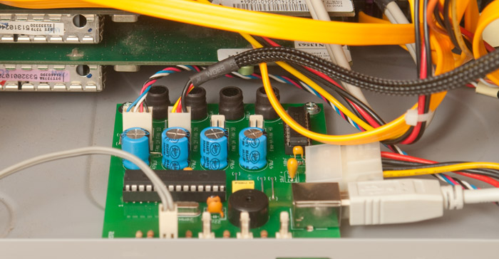 Контроллер управления вентиляторами охлаждения, установленный в корпусе системного блока