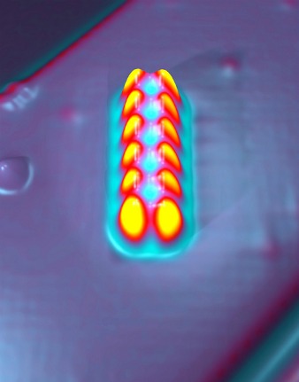 Полученное с помощью СТМ изображение двенадцати атомов железа, собранных в прецизионную антиферромагнитную структуру
