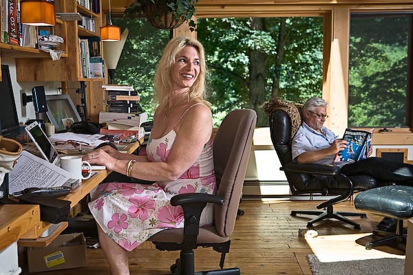 Джулия в домашнем офисе со своим мужем