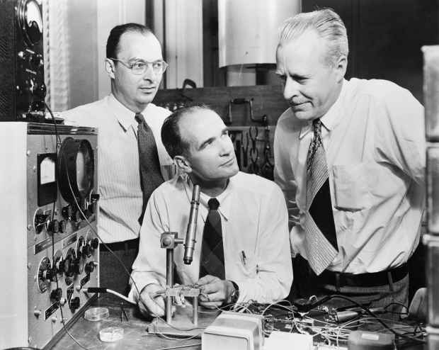 Bell Labs announces junction transistor, July 1951