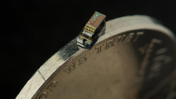 Самый миниатюрный в мире компьютер умещается на гурте пятицентовой монеты