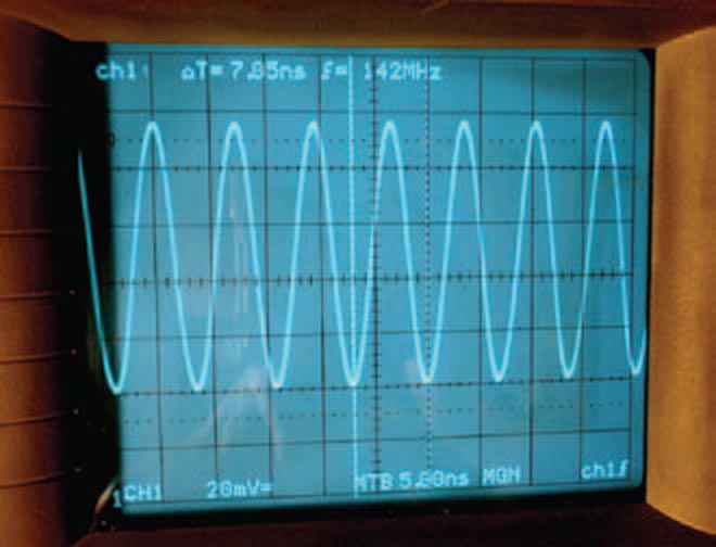Даже на частоте 142 МГц выходной сигнал с амплитудой 0.9 В благодаря схеме АРУ все еще остается чистым и стабильным