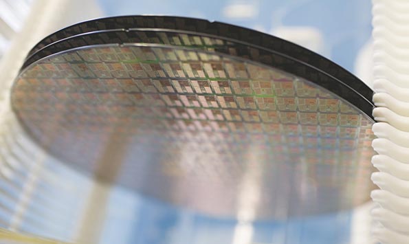 NXP производит чипы. Опыт Qualcomm в этом бизнесе минимален. Как правило, для того, чтобы превратить свои проекты в реальные продукты, она платит специализированным фабрикам, а для компаний, готовых поставлять свои беспроводные чипы в смартфоны, лицензирует патенты