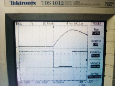 Microcontroller Battery Monitor Circuit Needs Only One Pin