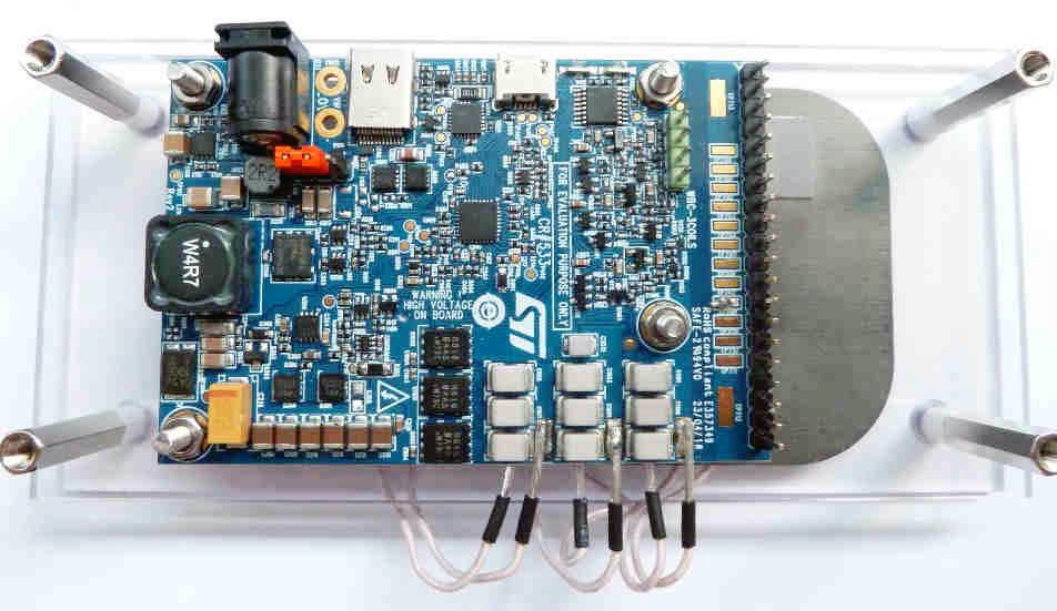 Оценочный набор передатчика трехкатушечного 15-ваттного беспроводного зарядного устройства стандарта Qi на основе микросхемы STWBC-MC