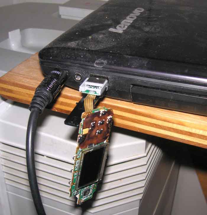 With the guts dangling, the player still works as a flash memory, despite the charging system not functioning.