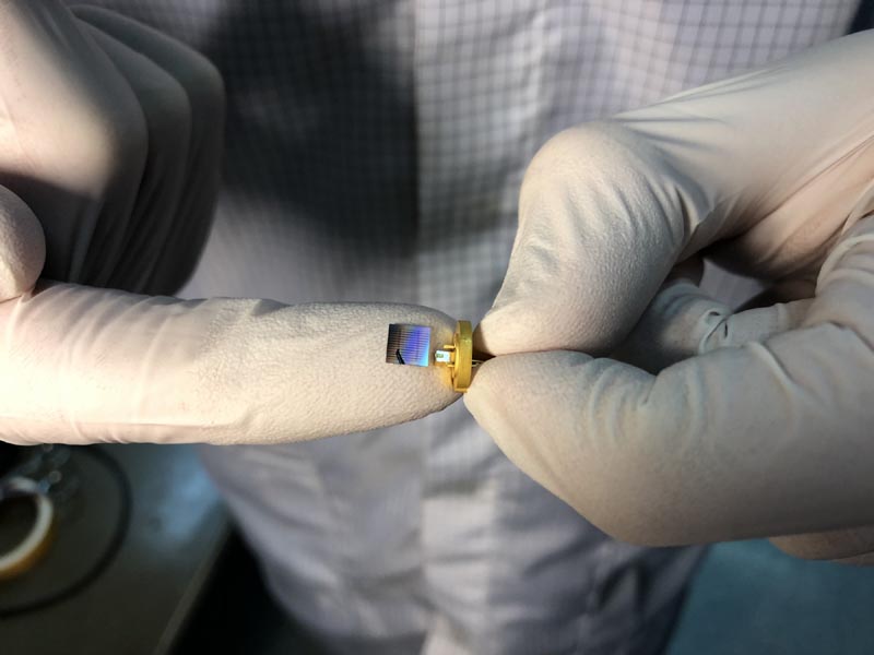 Физики разместили лазерный химический анализатор на микрочипе