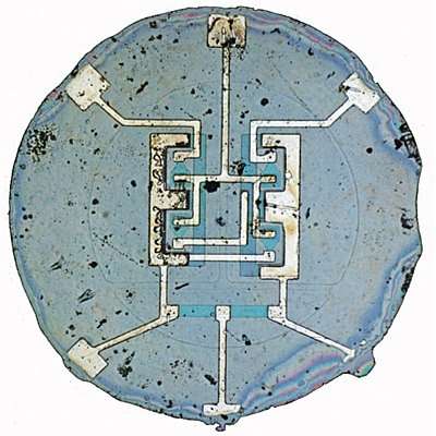 Первый триггер типа «F» (с управлением и записью) в металлическом корпусе TO-18. (Фото: Fairchild Camera & Instrument Corp. и Музей компьютерной истории).
