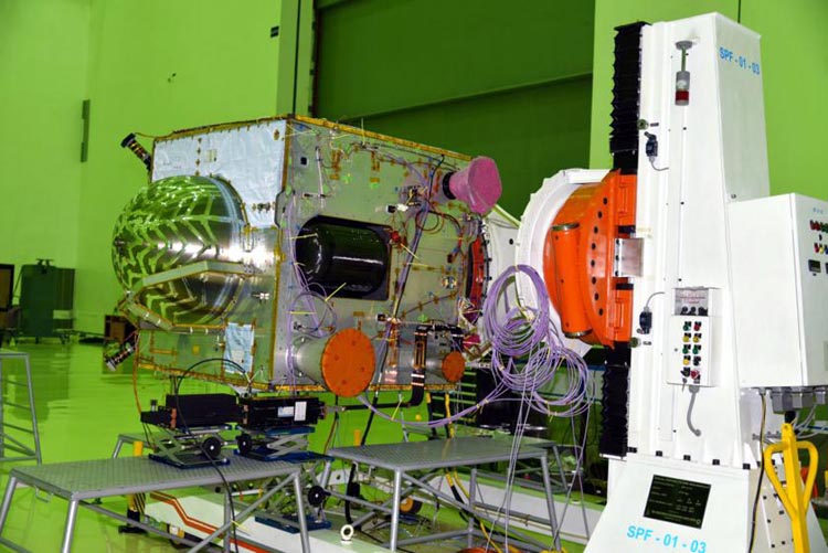 Космический аппарат IRNSS-1J на испытаниях в чистой комнате.