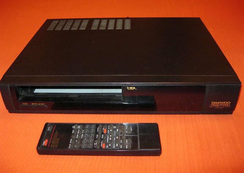 Видеомагнитофон «Daewoo-Позитрон DVR-4561D.