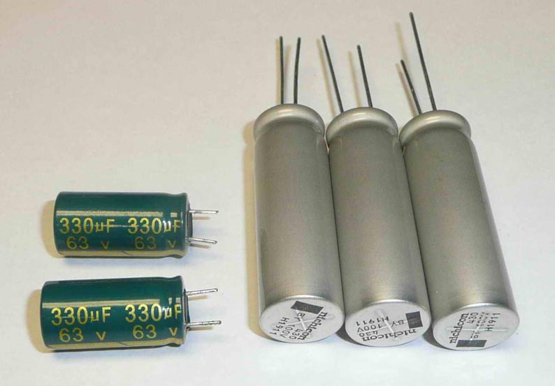 Старые (слева) и новые (справа) электролитические конденсаторы.
