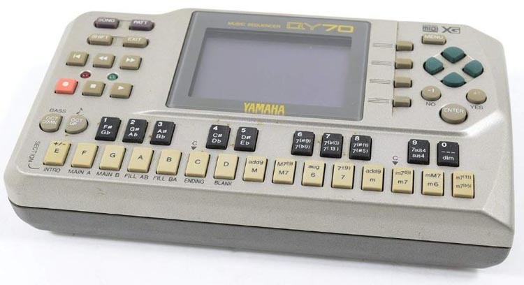 Музыкальный секвенсор Yamaha QY70.