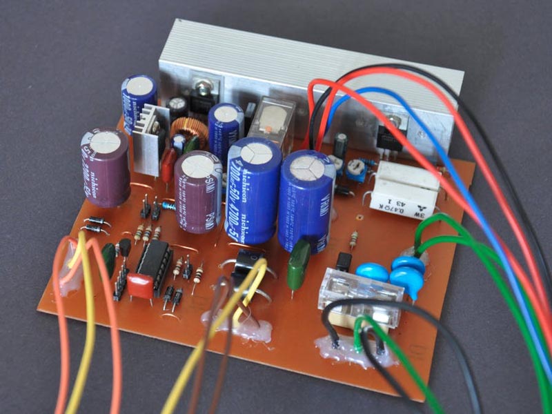 A simple and fully automatic, 12 V uninterruptible power supply system.