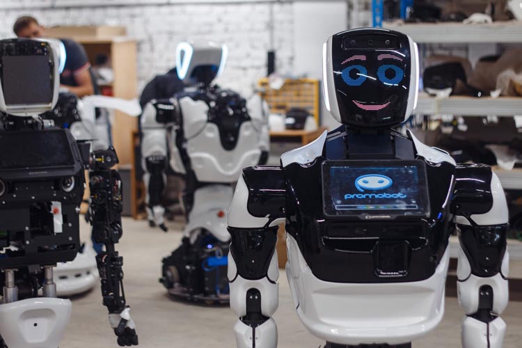 В Томском государственном университете систем управления и радиоэлектроники начнет преподавать робот-учитель
