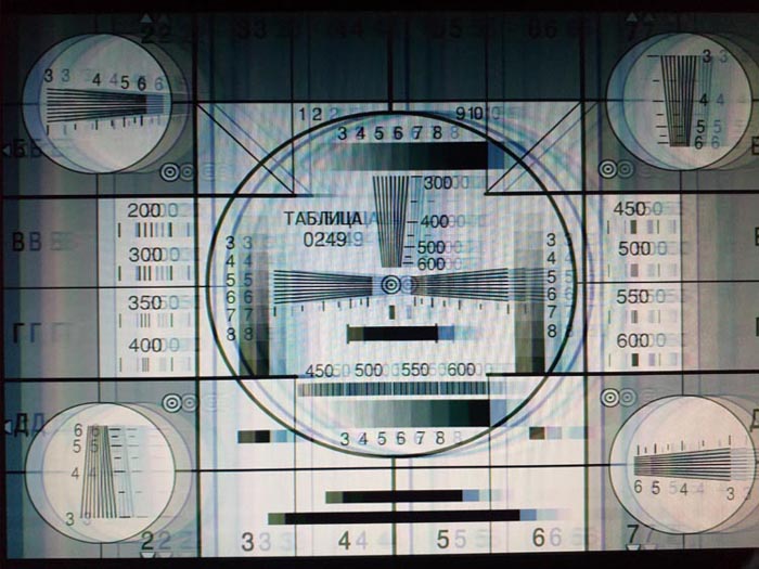 Изображение на экране при использовании 30-метрового удлинителя с оборванными обратными проводами красного и зеленого видеосигналов.