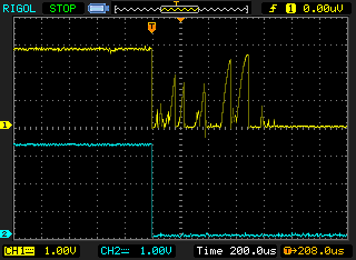 Осциллограммы сигналов: желтая - CLU2_A_IN, бирюзовая - CLU3_ASYNC_OUT; а - при нажатии кнопки, б - при отпускании.