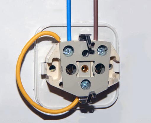 Грубое нарушение ПУЭ - соединение в электрической розетке защитного контакта с нулевым проводом.