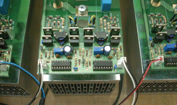 An isolated FET pulse driver in a 10-kW, three-phase inverter for grid injection requires few components and has galvanic isolation.