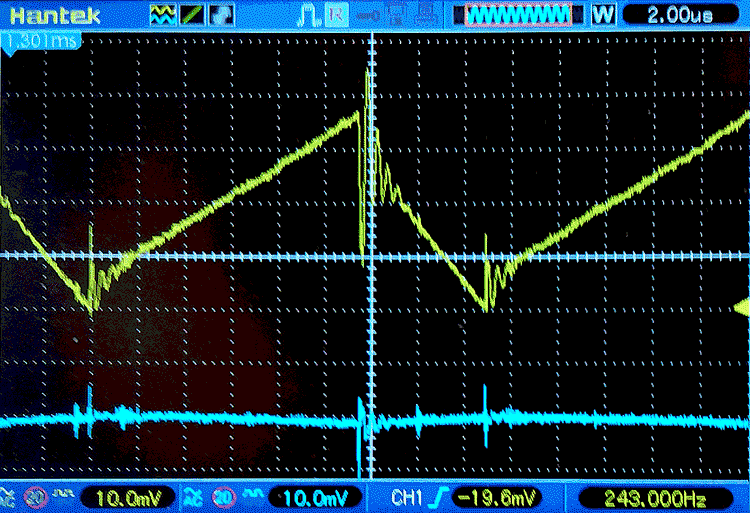 Осциллограммы пульсаций напряжения на выходе импульсного стабилизатора (верхний луч) и на выходе линейного стабилизатора (нижний луч). Ток нагрузки 0.75 А.