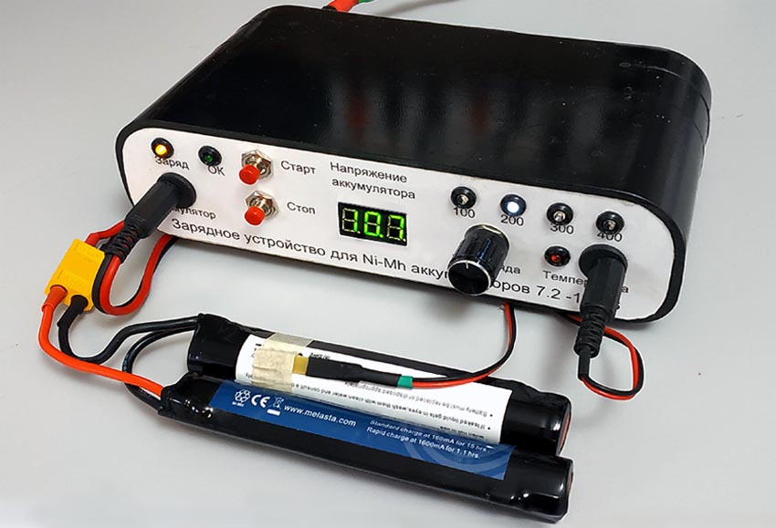 Восстановленное зарядное устройство в процессе заряда страйкбольного NiMH аккумулятора с номинальным напряжением 9.6 В.