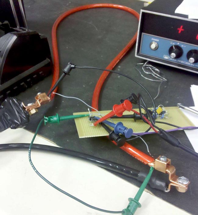 Test setup: Since the sense-wire length affects absolute accuracy, the two grey wires connecting it to the board are heavier gauge.