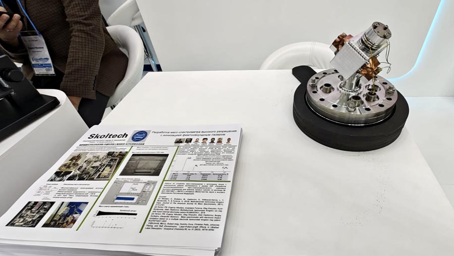 Масс-спектрометр высокого разрешения с ионизацией анализируемых веществ фемтосекундным лазером