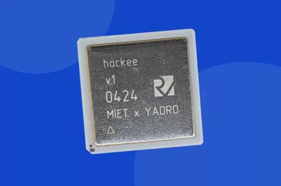 МИЭТ YADRO представили учебный микроконтроллер Hackee