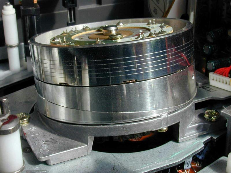 Спиральное сканирование - это метод записи высокочастотных сигналов на магнитную ленту с использованием вращающегося барабана, оснащенного магнитными головками.