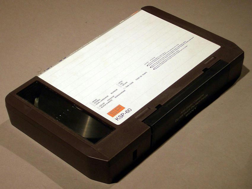 Картриджи U-matic были похожи на кассеты VHS, только они были больше, использовали ленту шириной ¾ дюйма и имели максимальное время записи 80 минут.