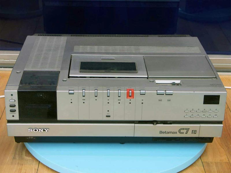 Betamax Sony обеспечивал лучшее разрешение по сравнению с VHS, но в конечном итоге уступил VHS, когда JVC открыла патент для других производителей.
