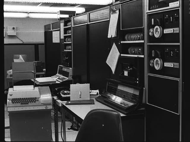 Эти два компьютера ARPANET отправили друг другу первое в истории электронное сообщение.