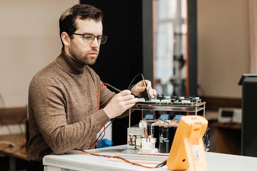 Преобразователь ученых ТПУ сделает «зеленую» электросеть в два раза надежнее