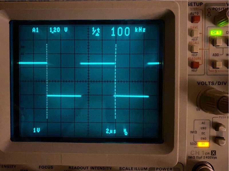 Осциллограмма сигнала на выходе делителя на два при частоте 100 кГц.