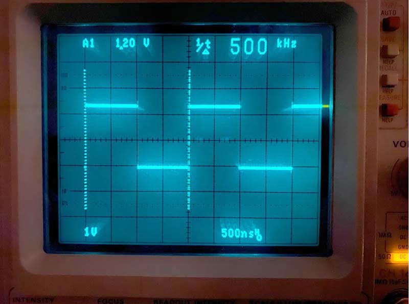 Осциллограмма сигнала на выходе делителя на два при частоте 500 кГц.