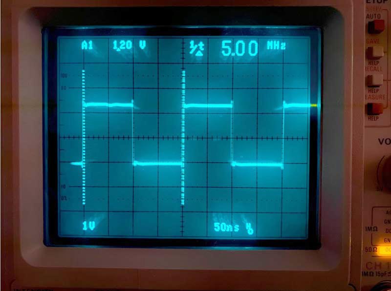 Осциллограмма сигнала на выходе делителя на два при частоте 5 МГц.