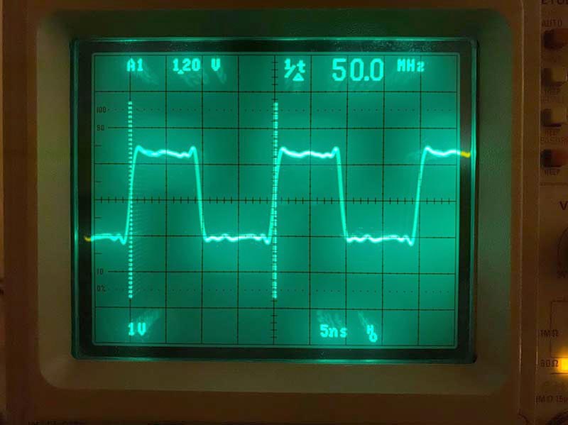 Осциллограмма сигнала на выходе делителя на два при частоте 50 МГц.