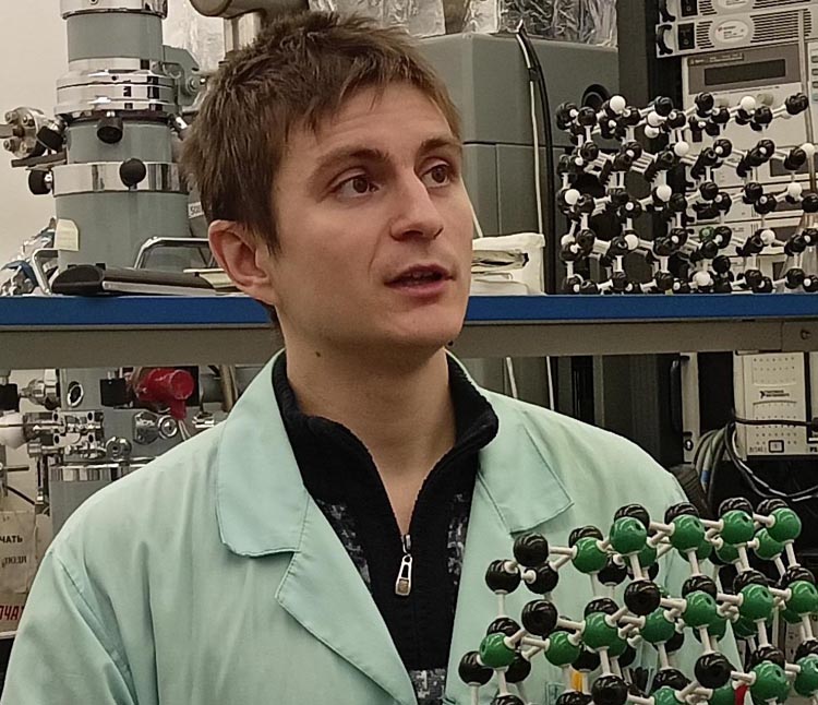 Сибирские физики научились управлять свойствами поверхности кремния, создавая на ней двумерные металлические и полупроводниковые зоны с помощью контролируемого осаждения атомов олова