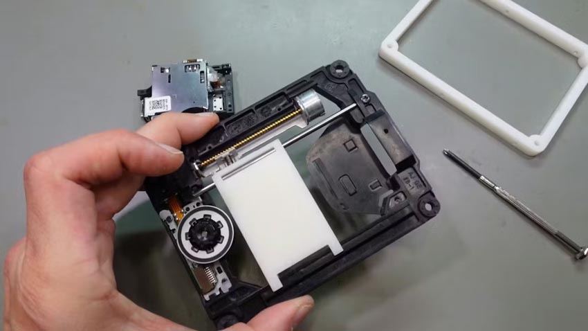 3D printed platform for specimem dragged by spindle.