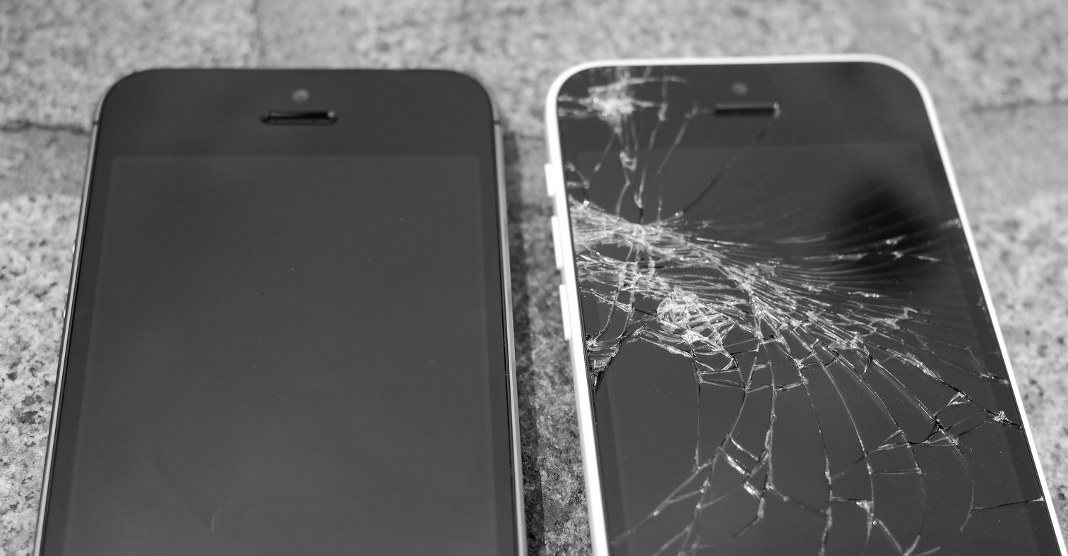 Разбитый дисплей до и после. Разбитый айфон до и после. Разбитый экран айфона. Битый дисплей iphone.